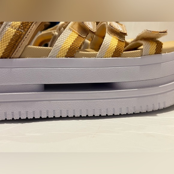 Nike Women’s Icon Classic Platform Sandals Sesame White Shoes Sz 12 Trendy Strap - Picture 8 of 9
